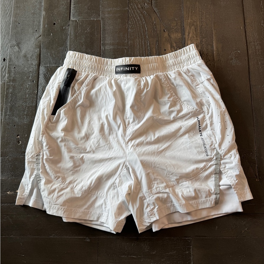 Alphalete INFINITY White Men's Shorts with compression lining - size men’s small